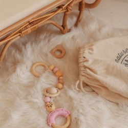 drewniana zawieszka sensoryczna dla niemowlaka