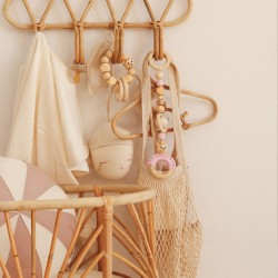 drewniana zawieszka sensoryczna dla niemowlaka