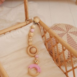 drewniana zawieszka sensoryczna do wózka