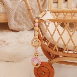drewniana zawieszka sensoryczna do wózka