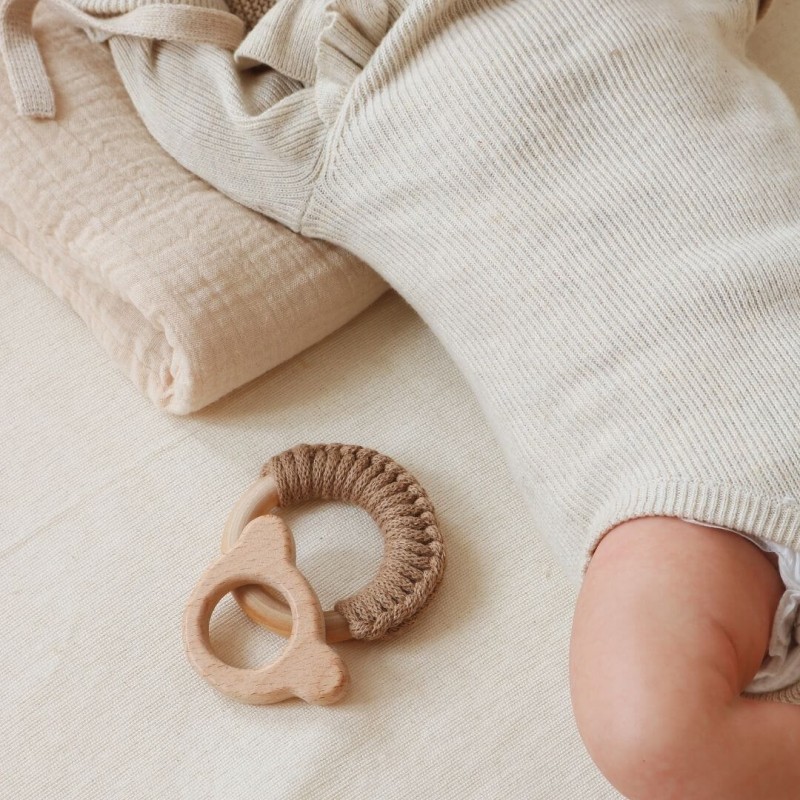 drewniany gryzak dla niemowlaka