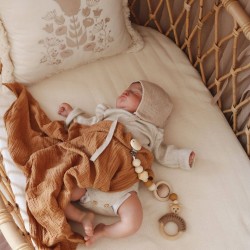drewniana zawieszka sensoryczna dla niemowlaka
