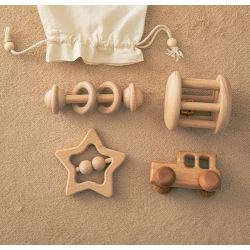 grzechotka drewniana dla niemowlaka