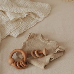 grzechotka drewniana dla niemowlaka