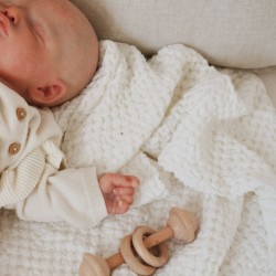 grzechotka drewniana dla niemowlaka