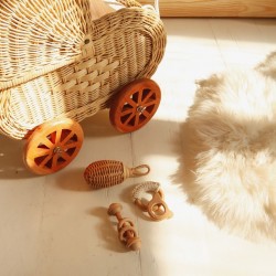 grzechotka drewniana dla niemowlaka
