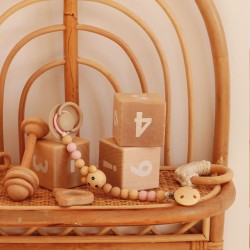 grzechotka drewniana dla niemowlaka