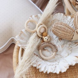 drewniana zawieszka sensoryczna dla niemowlaka