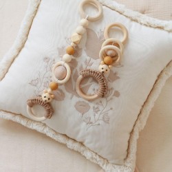 drewniana zawieszka sensoryczna dla niemowlaka