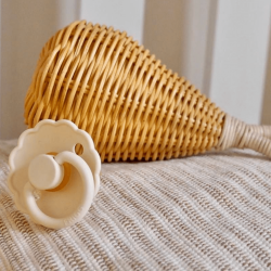 grzechotka rattanowa z dzwoneczkiem