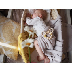 grzechotka drewniana dla niemowlaka